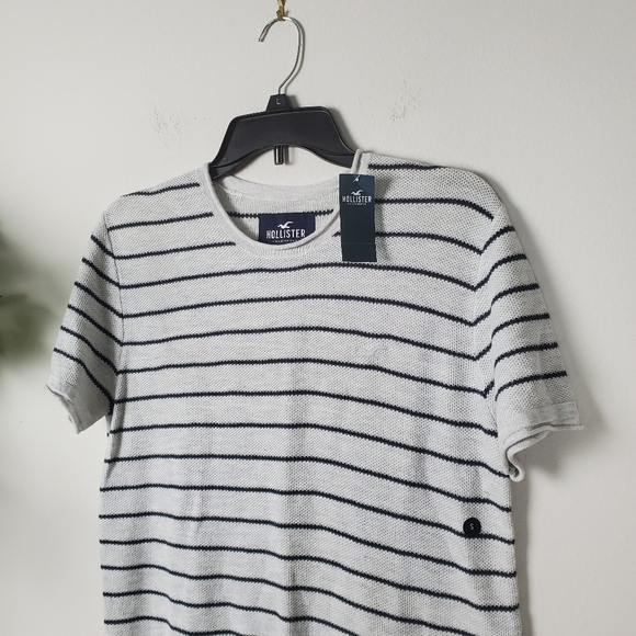 NEW Hollister Men's Cream White and Navy Striped Knit Shirt Size Small - Picture 2 of 10